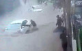 Canını hiçe sayıp suya girdi: Araçta mahsur kalan sürücüyü ön camdan böyle kurtardı