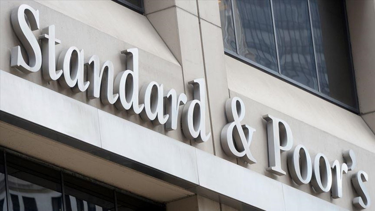 S&P Fransa’nın kredi notunu düşürdü