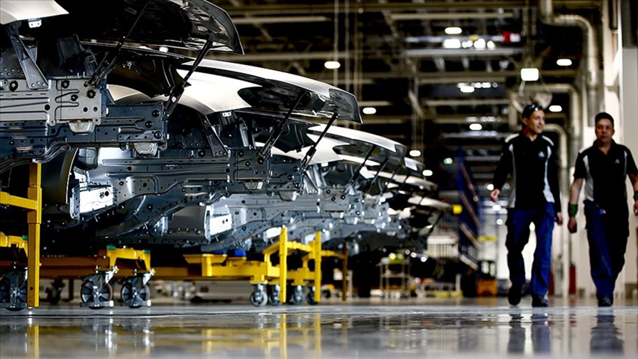 Almanya'da otomotiv pazarında büyüme, Tesla'da sert düşüş