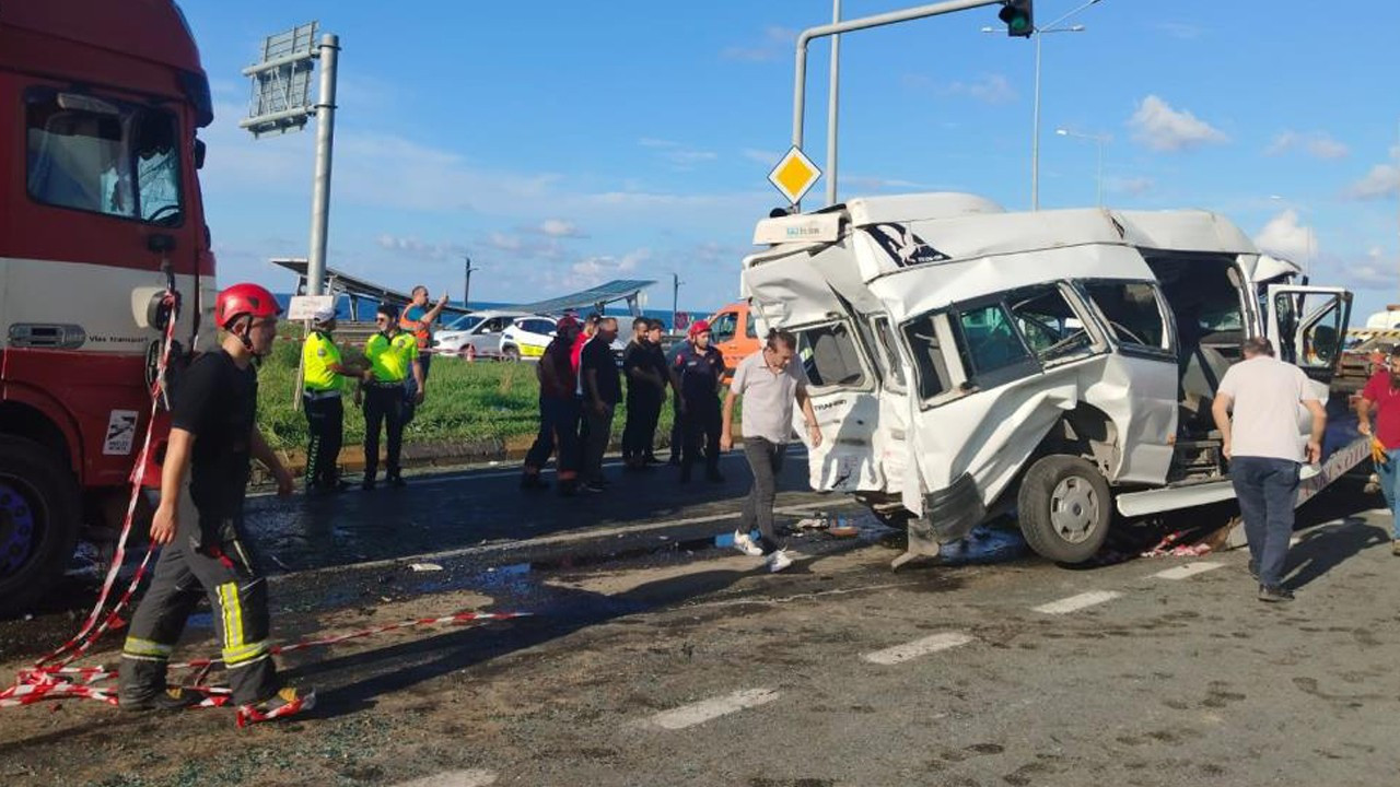 Trabzon’da minibüs tıra arkadan çarptı: 15 yaralı