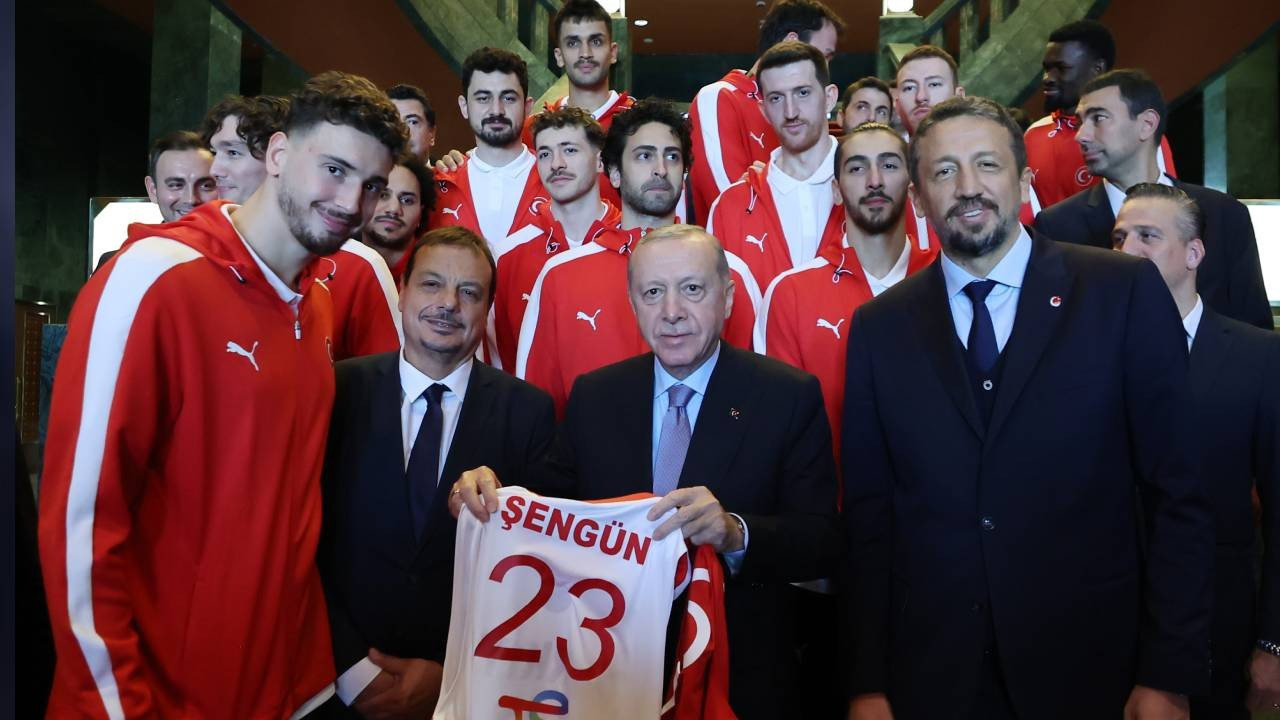 Cumhurbaşkanı Erdoğan, A Milli Erkek Basketbol Takımını kabul etti