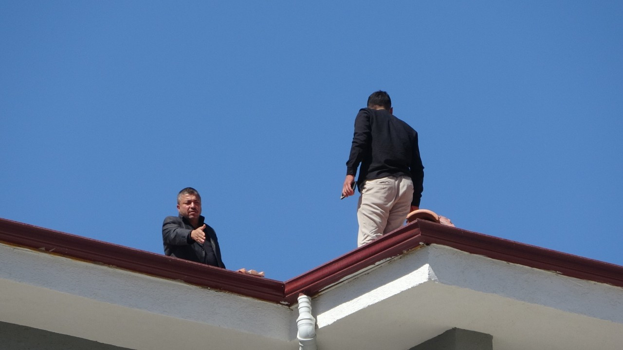 Alacağını alamadı çatıya çıktı, polis yiyecek verip indirdi