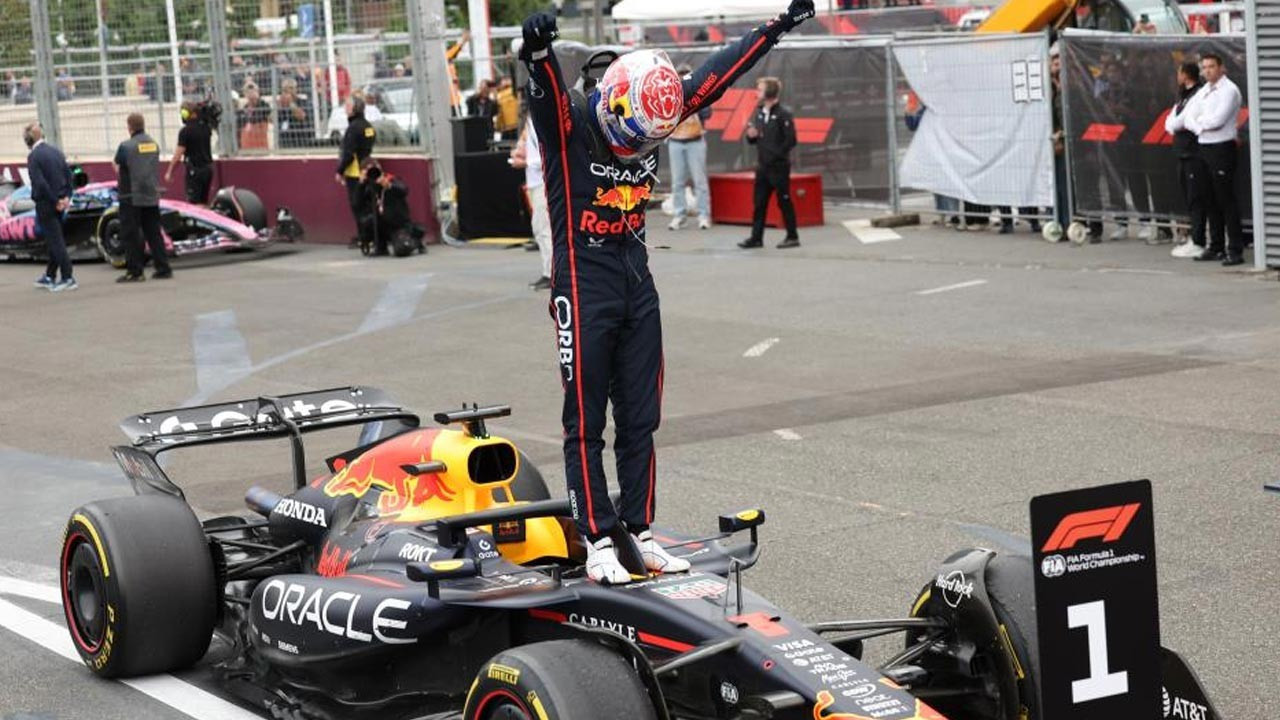 Azerbaycan Grand Prix'sini kazanan Max Verstappen