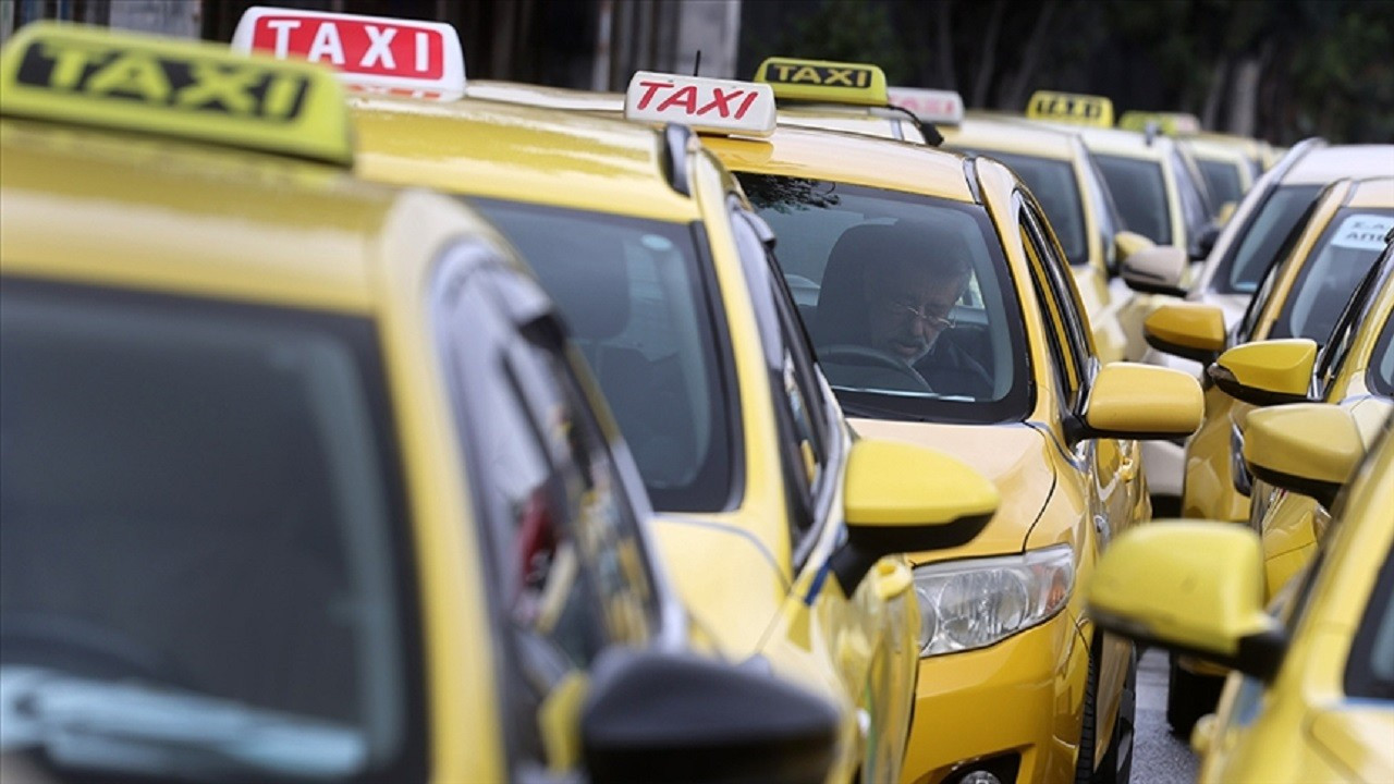 İBB ihalesini gerçekleştirdiği 250 taksi plakasından 98'ini sattı