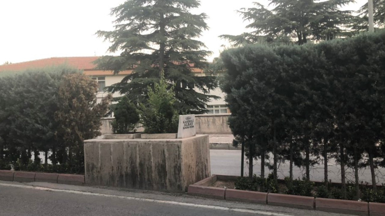 Yolun ortasında duran mezar 100 yıl sonra taşındı