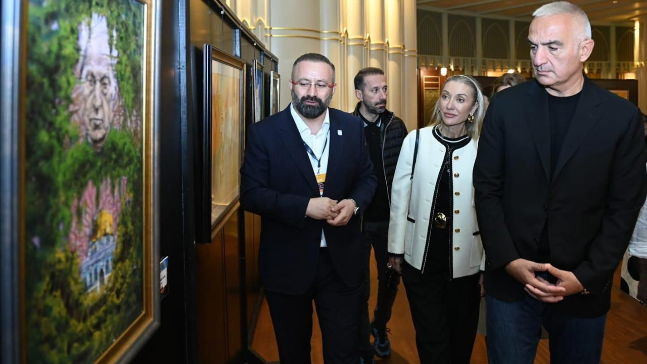 Bakan Ersoy Beyoğlu’nda sergileri tek tek gezdi