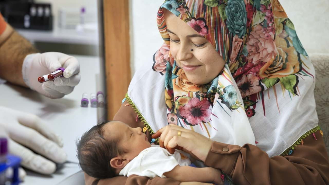 6 milyonda bir rastlanıyor: Anne ve bebeğini İspanya'dan getirilen "altın kan" kurtardı!