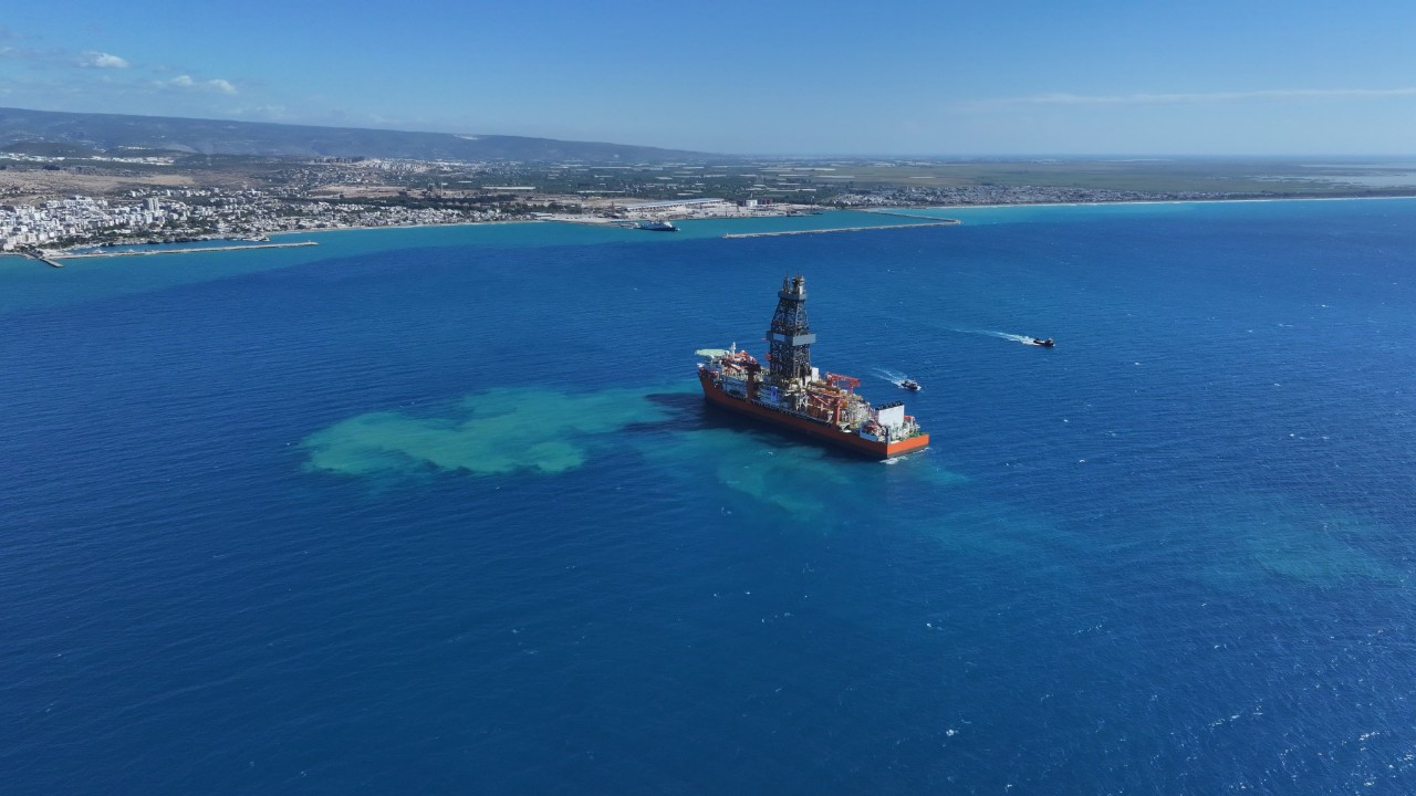 Enerji filosu güçleniyor! Bakan Bayraktar açıkladı: İkiz sondaj gemisinden ilki Türkiye’ye geldi