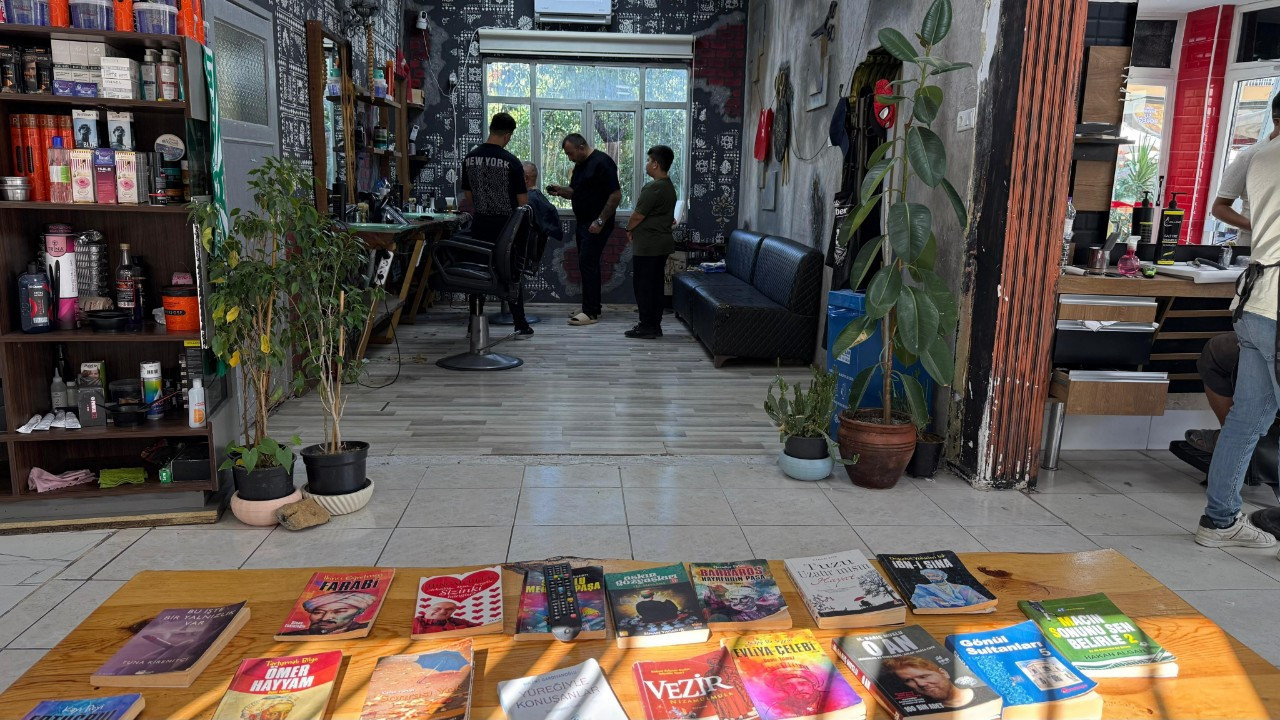 Berber dükkanını kütüphaneye çevirdi: Tıraş sırası bekleyenler artık kitap okuyor