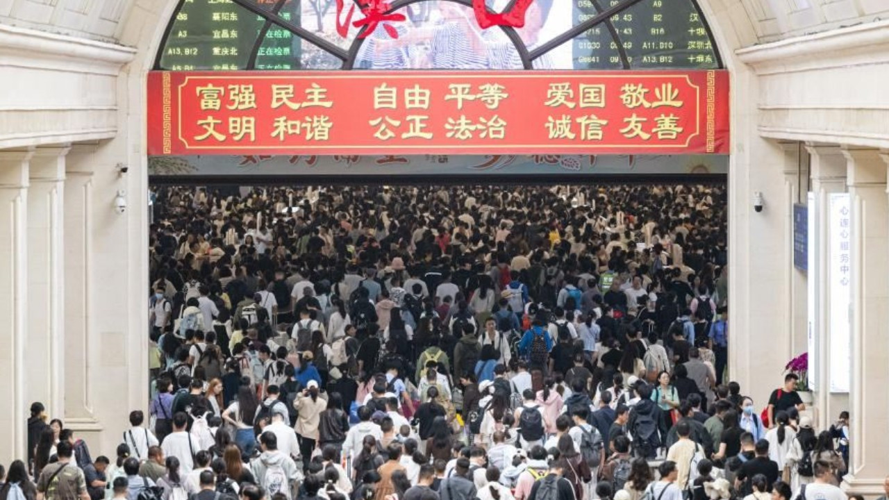 Bir günde 23 milyon kişi trene bindi