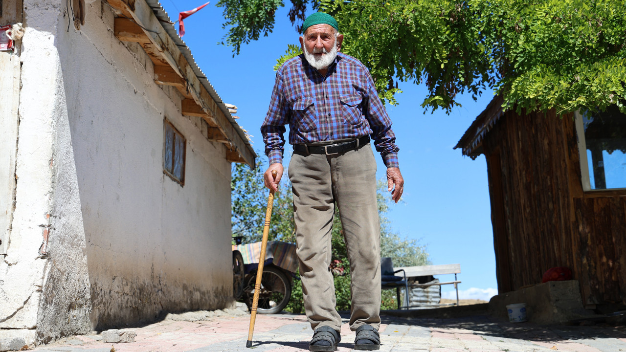 100 yaşındaki Mahmut Dede uzun yaşamanın sırrını açıkladı