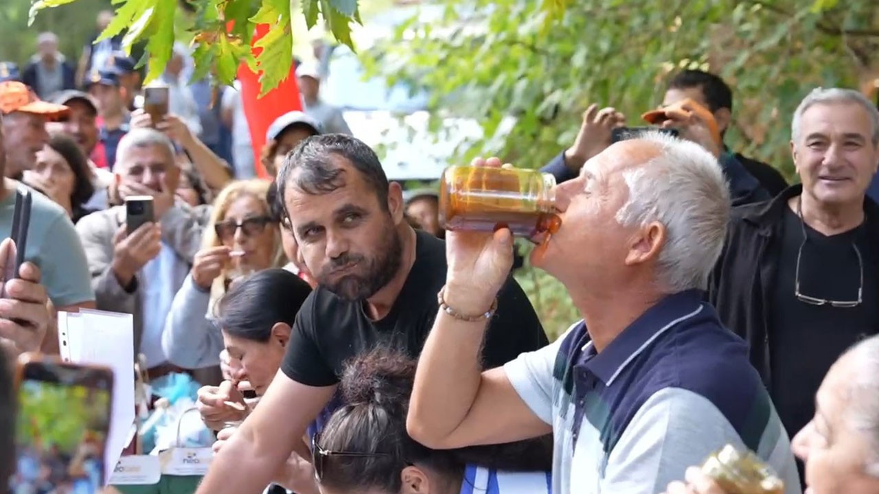 Kazdağları’nda bal şöleni: 2 dakikada 1 kilo bal yedi