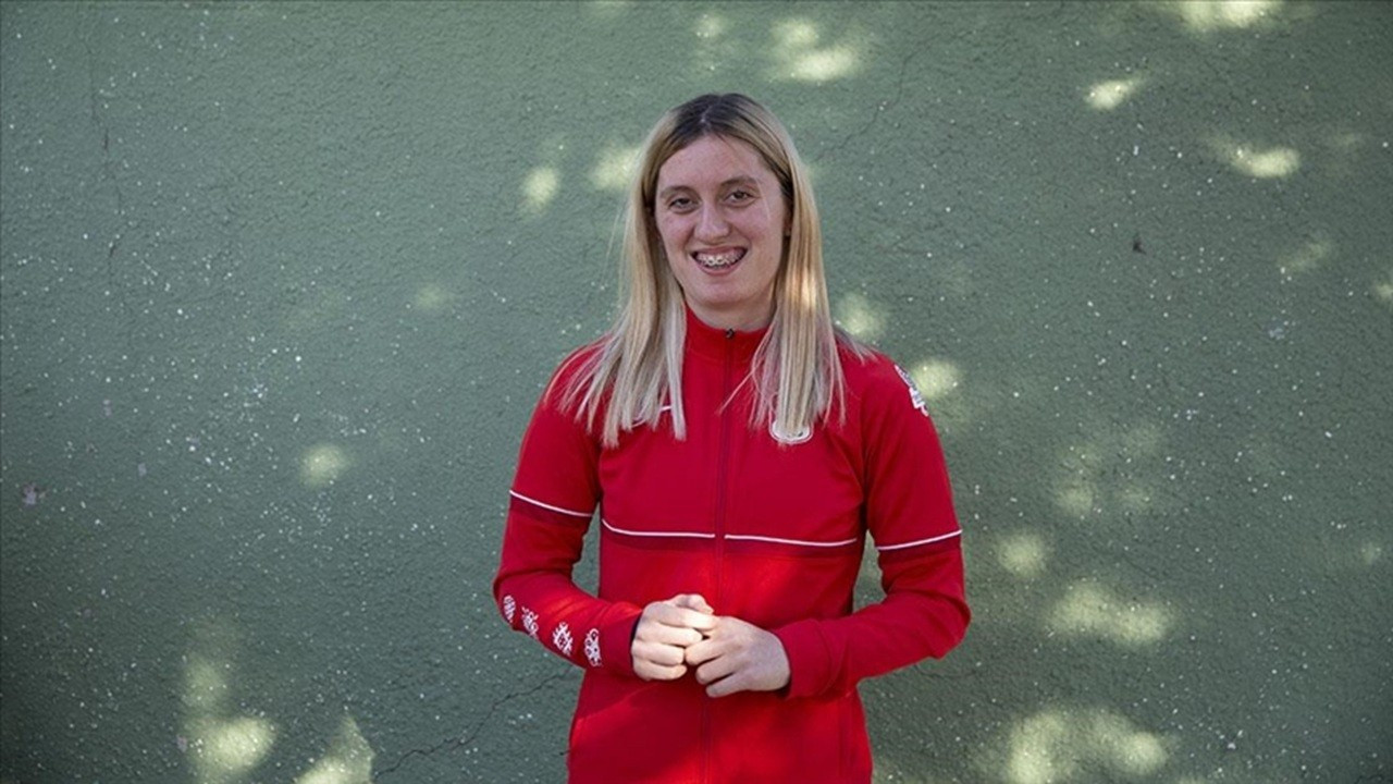 Milli sporcu Fatma Damla Altın'dan Dünya Şampiyonası'nda gümüş madalya