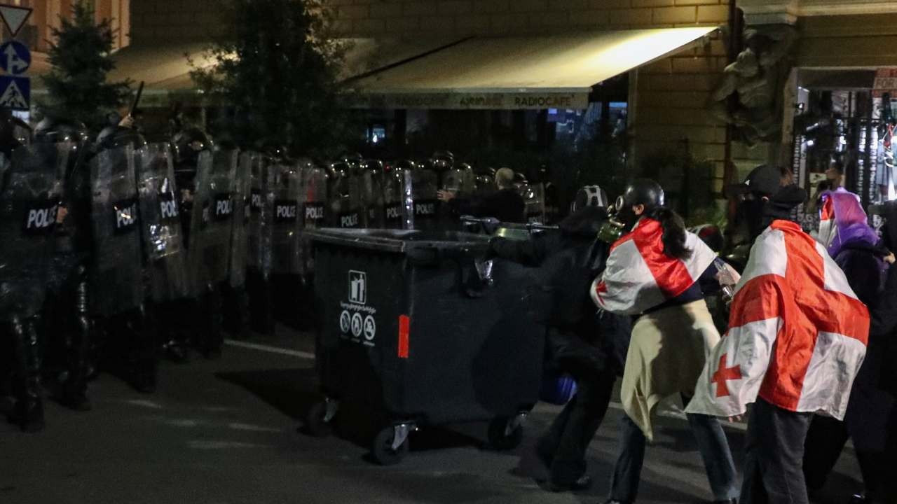 Komşuda seçim sonrası ortalık karıştı! Başbakan AB'yi suçladı