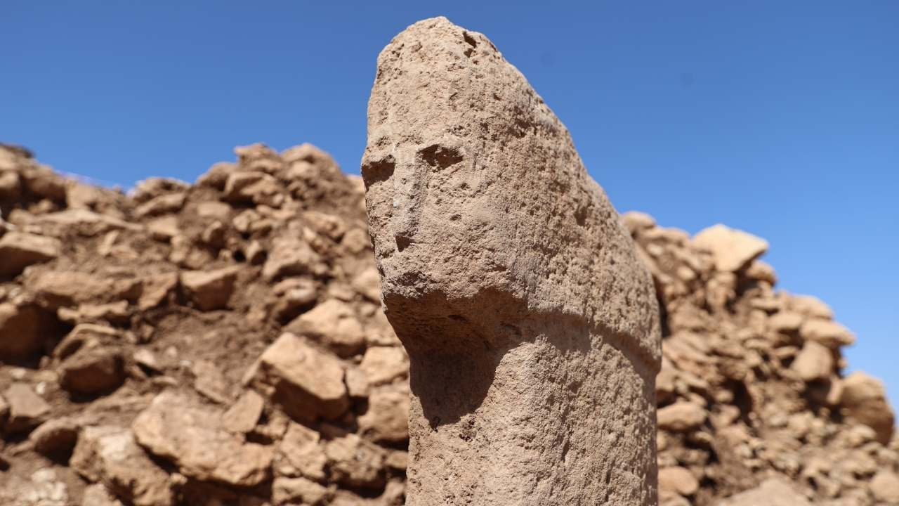 Karahantepe'de tarihi keşif: 12 bin yıl öncesinden insan yüzlü dikilitaş!