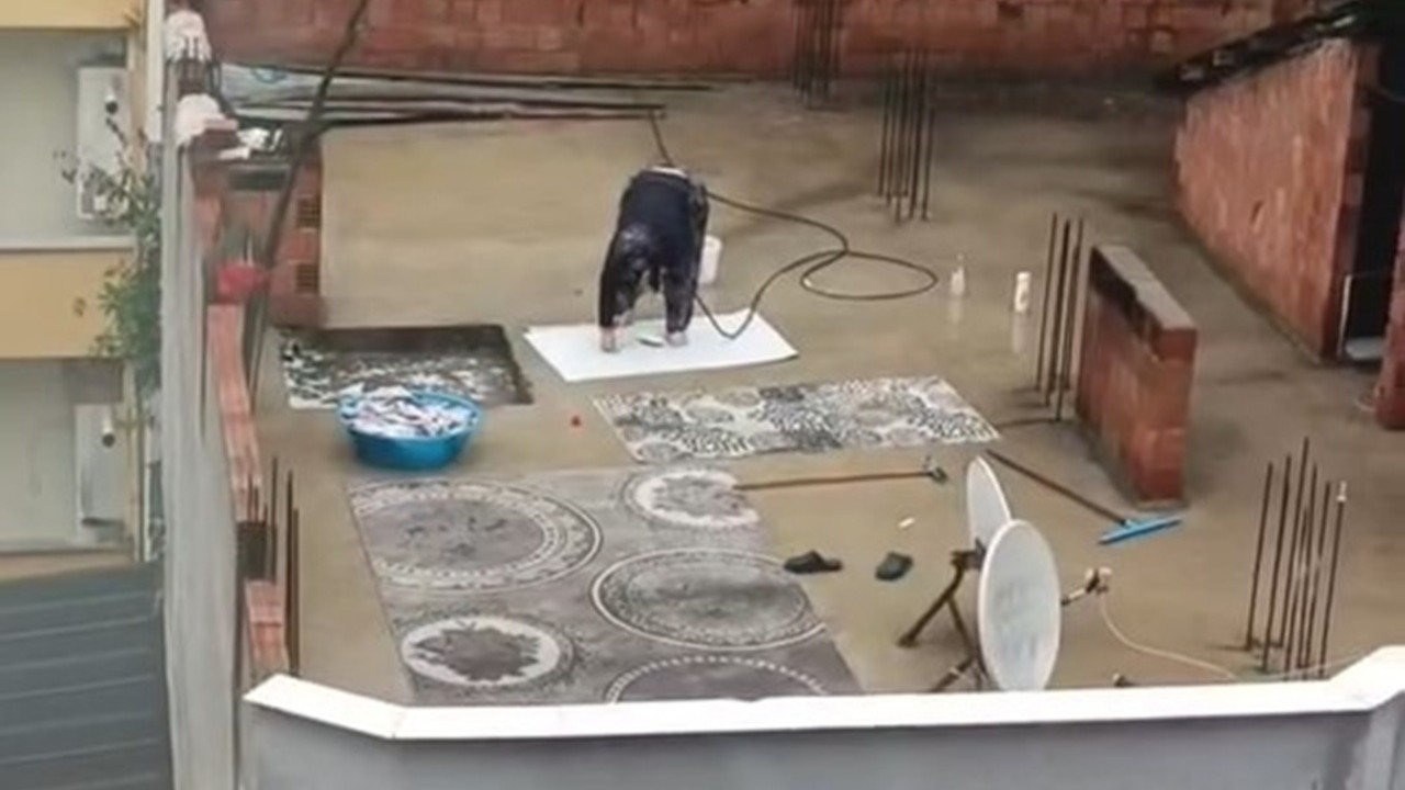 Barajlar boş, su kesintisi var: Kadının yağmur altında halı yıkaması tepki çekti