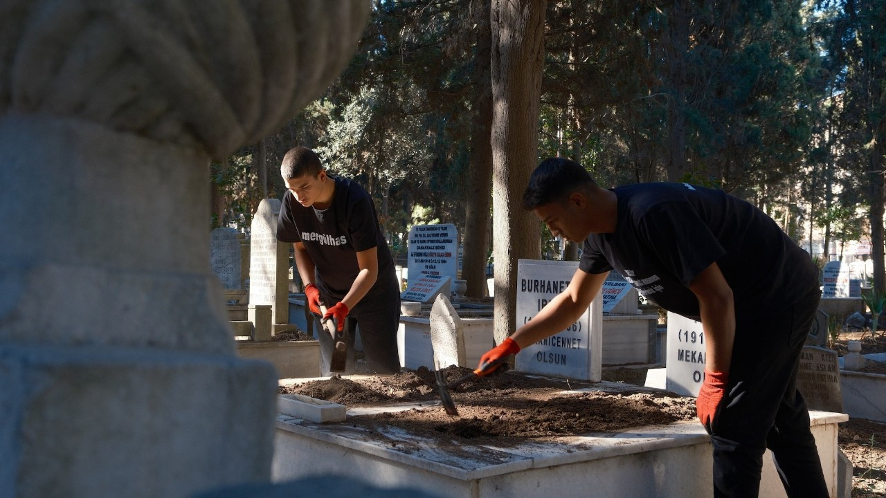 Anneanne sevgisi farkındalık hareketine dönüştü: Genç kardeşler bakımsız mezarları temizliyor