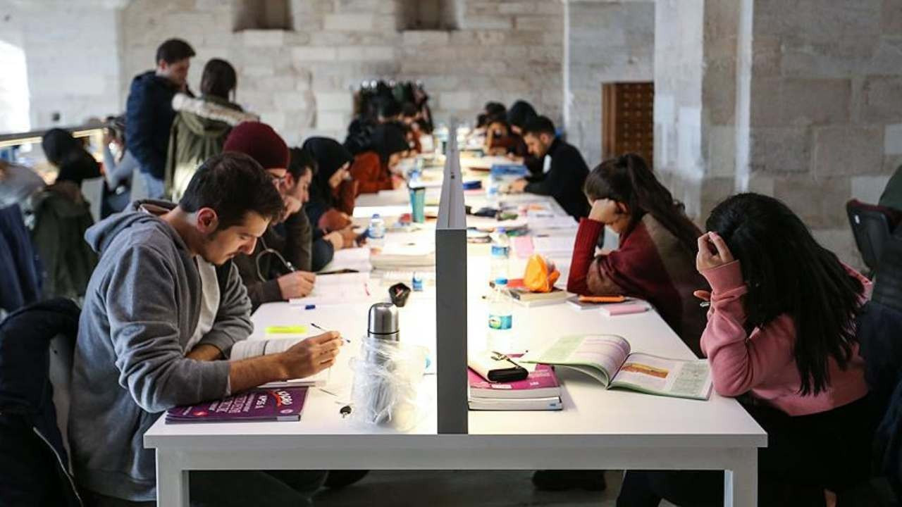 YÖK'ten köklü değişim: Üniversiteyi 3 yılda bitirme imkanı, iş yeri temelli mesleki eğitim