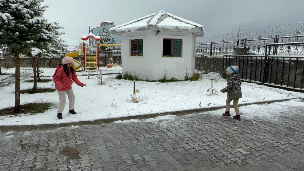 Sarıkamış’a mevsimin ilk karı yağdı: Hava eksi 8 dereceye düştü