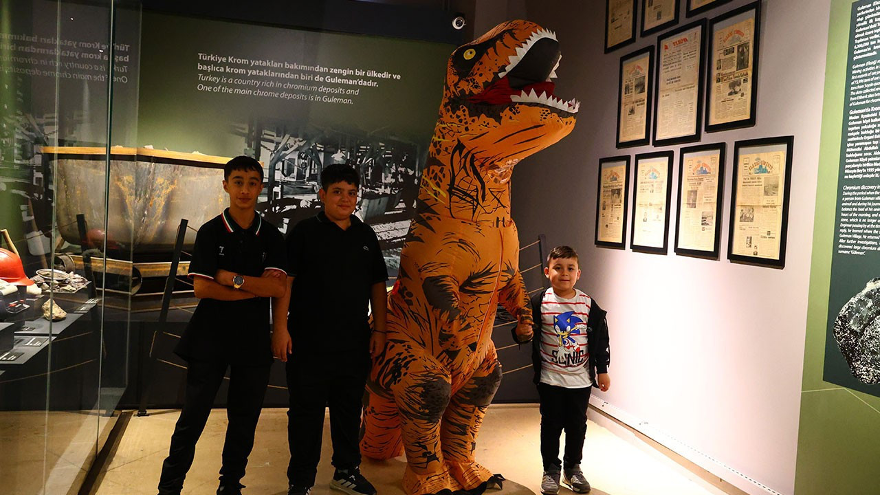 Elazığ Kent Müzesi'nde dinozor sürprizi: Ziyaretçiler gözlerine inanamadı, dinozorla birlikte halay çekti