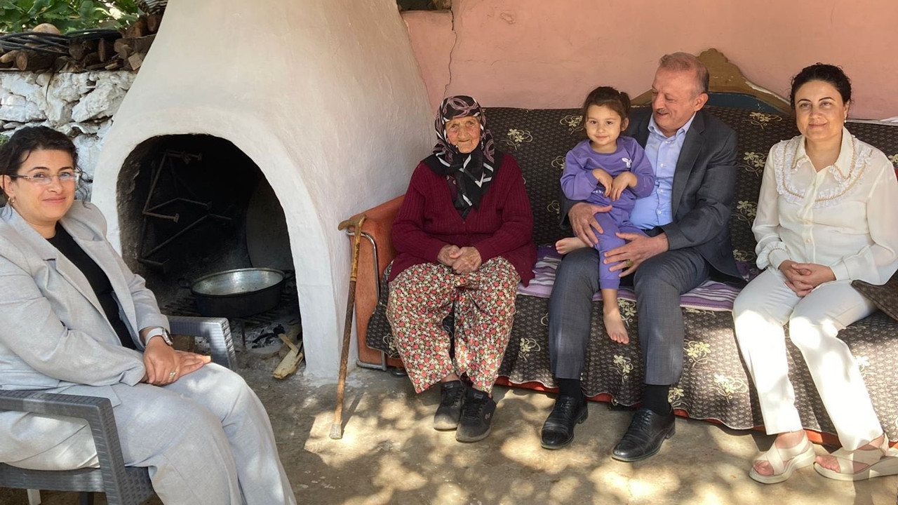 2 padişah, 12 cumhurbaşkanı, 27 başbakan gördü! Asırlık çınara doğum günü sürprizi