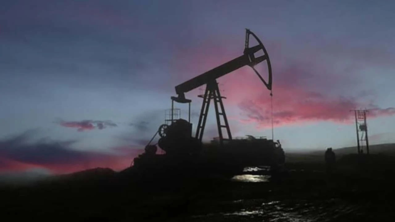 Petrol fiyatları IEA’nın arz fazlası uyarısıyla düştü