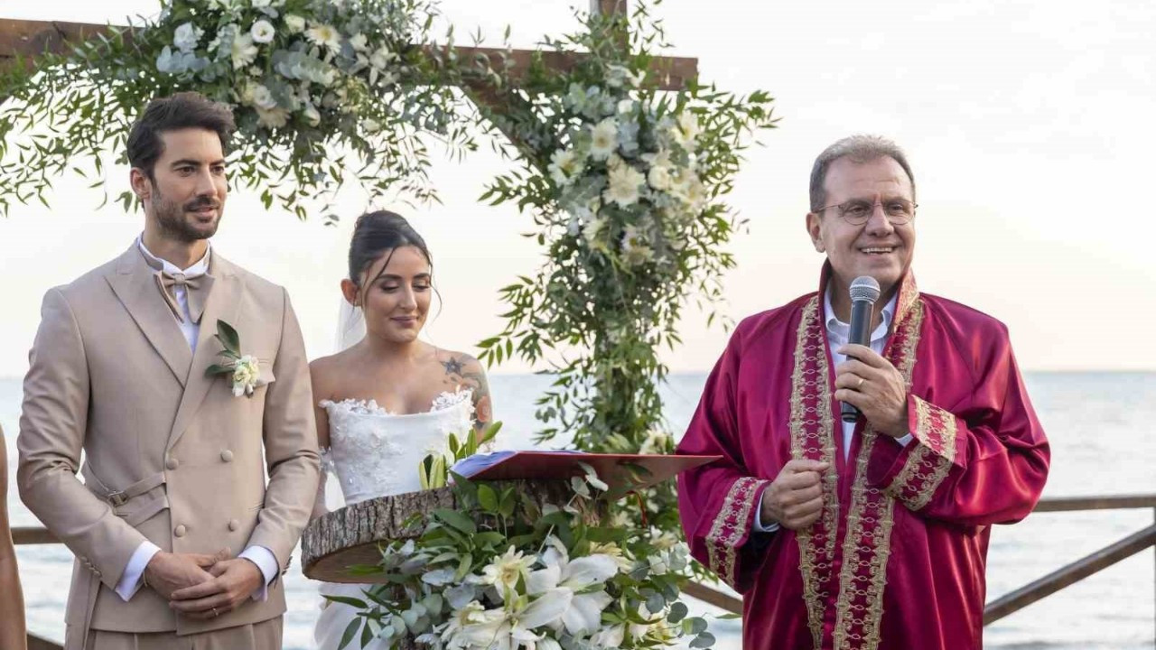 Şarkıcı Melek Mosso 2 yıllık evliliğini tek celsede bitirdi