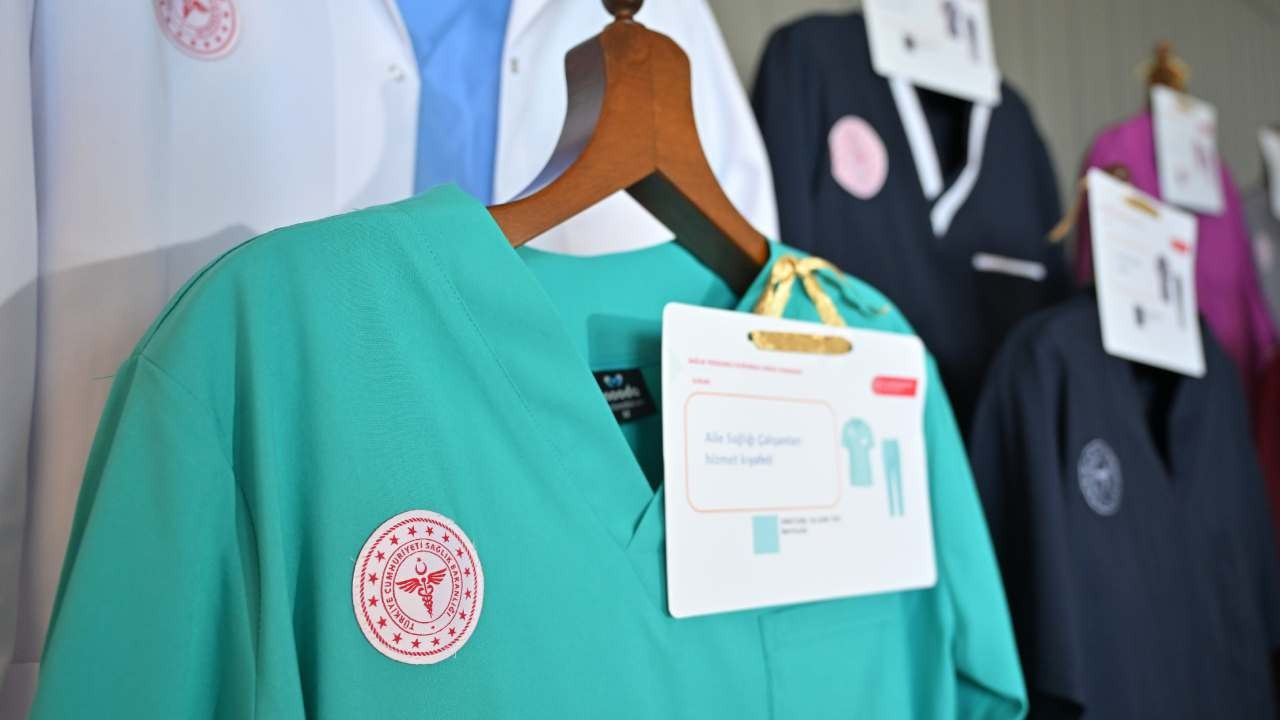 Sağlık çalışanlarının kıyafetlerinde yeni dönem: Hastanede kim hangi görevde belli olacak!