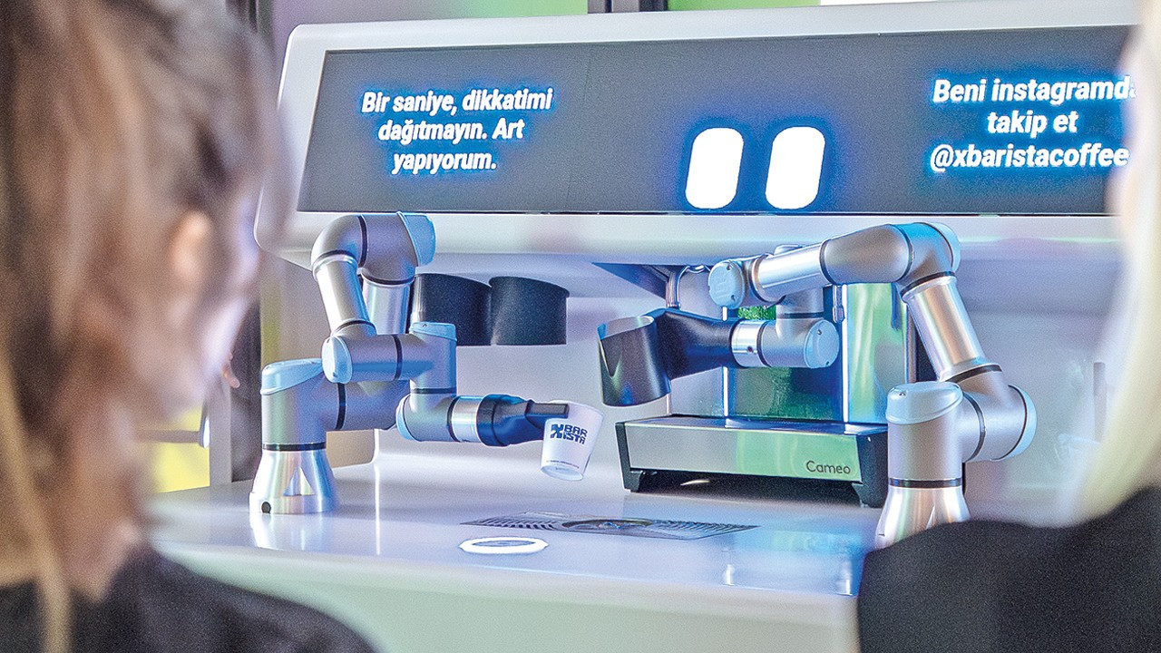 Robot Barista satışa hazır: İnsanı taklit ediyor kahveyle birlikte espriyi patlatıyor