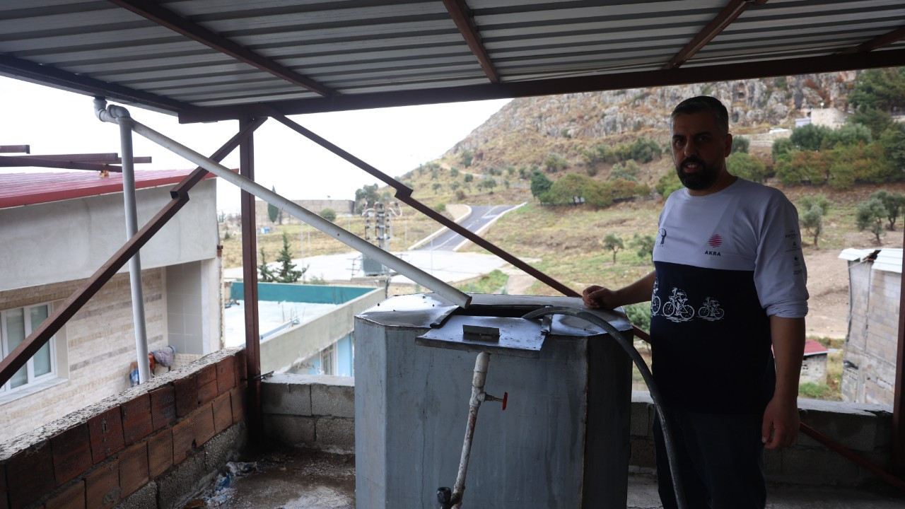Su kesintilerine karşı kendi sistemini kurdu: Vatandaş yağmur suyunu depolayıp evde kullanıyor