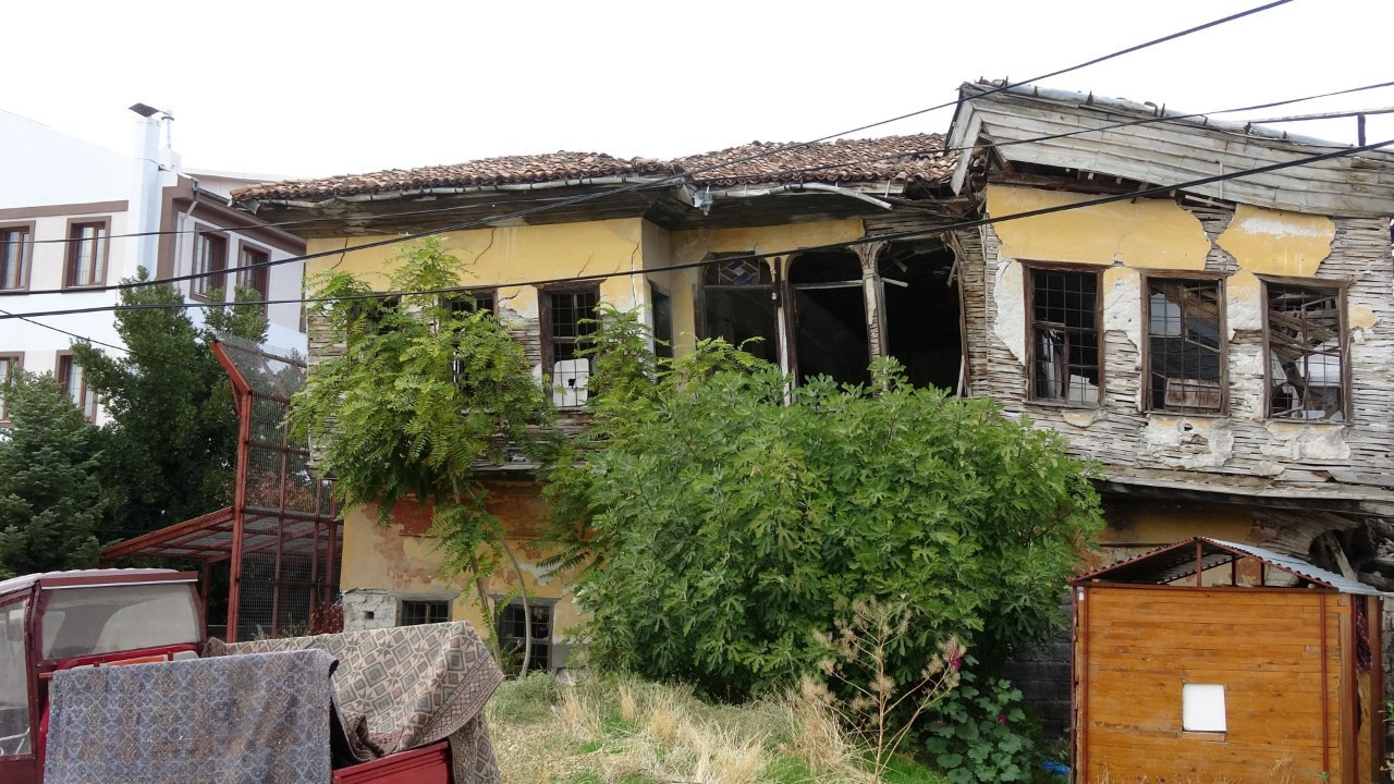 Öfkeli komşular isyanda! ‘çöp bahçe’ nedeniyle mahalle nefes alamıyor