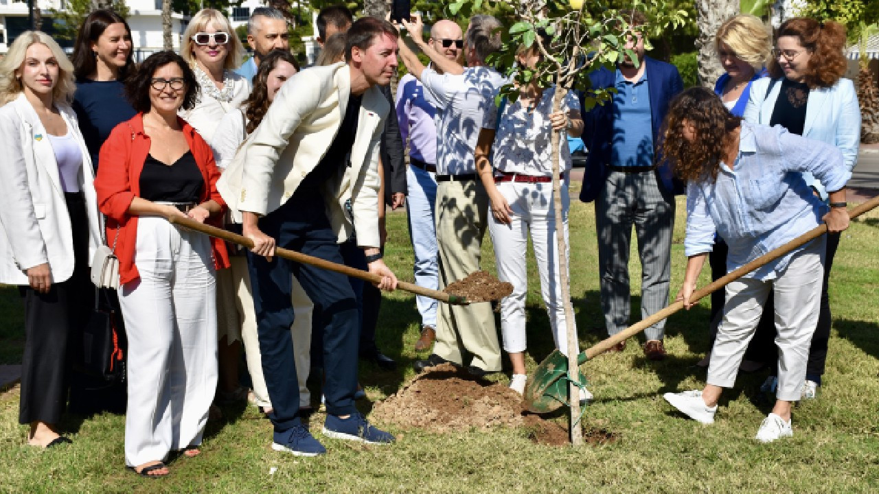 Antalya'da Ukrayna Kültür Parkı'na dostluk ve barış sembolü ağaç dikildi