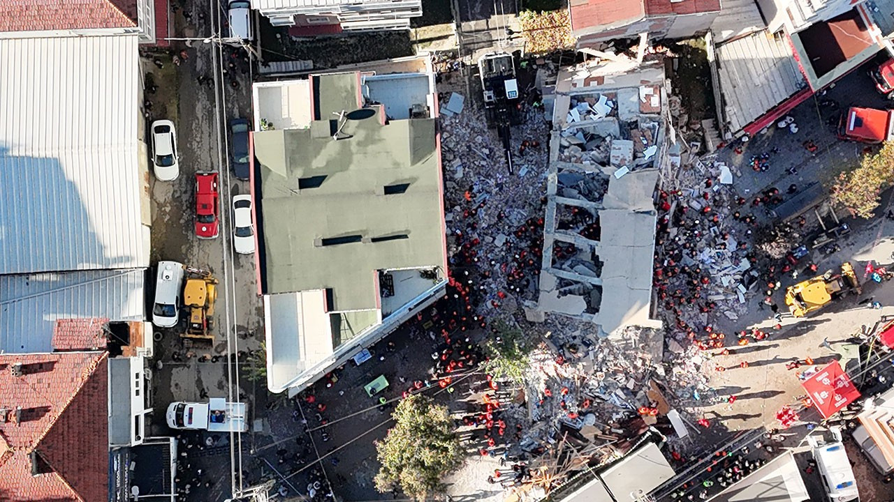Gebze'de çöken binada enkaz altında kalan aile fertlerinin kimlikleri belli oldu.