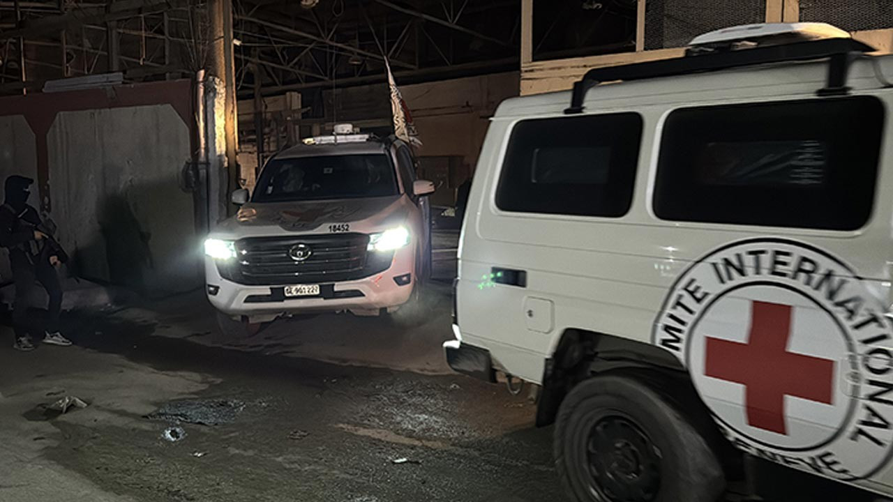 Hamas, İsrailli bir esirin cesedini daha Kızılhaç'a teslim etti