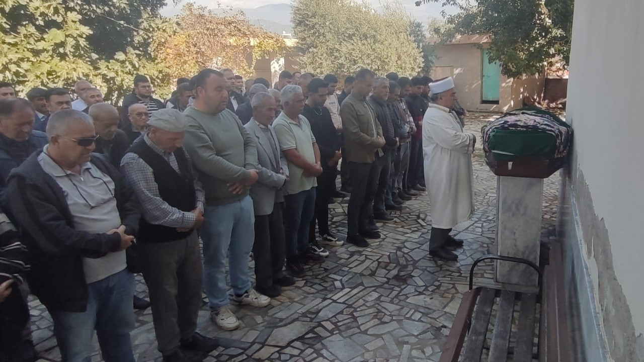 İzmir'de beton mikserinin çarptığı kadın son yolculuğuna uğurlandı