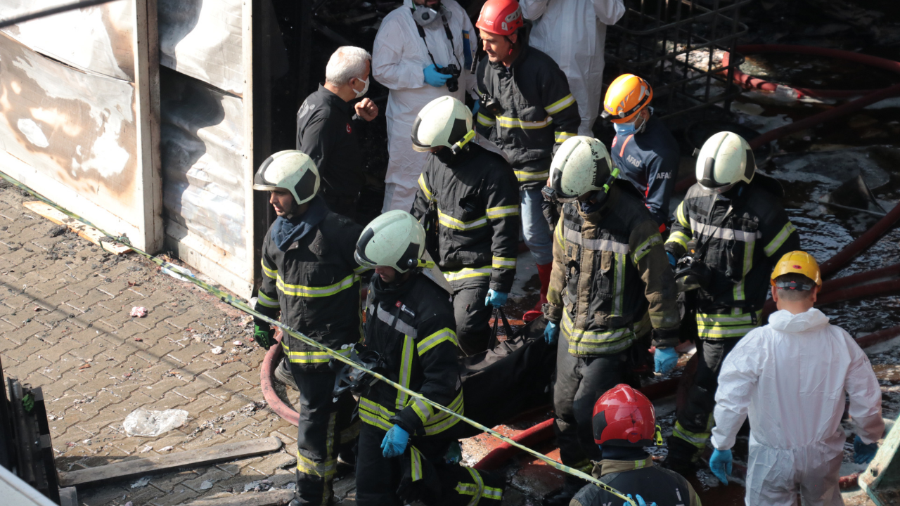 Kocaeli'deki fabrika yangınında hayatını kaybeden 6 kişinin cenazesi çıkarıldı