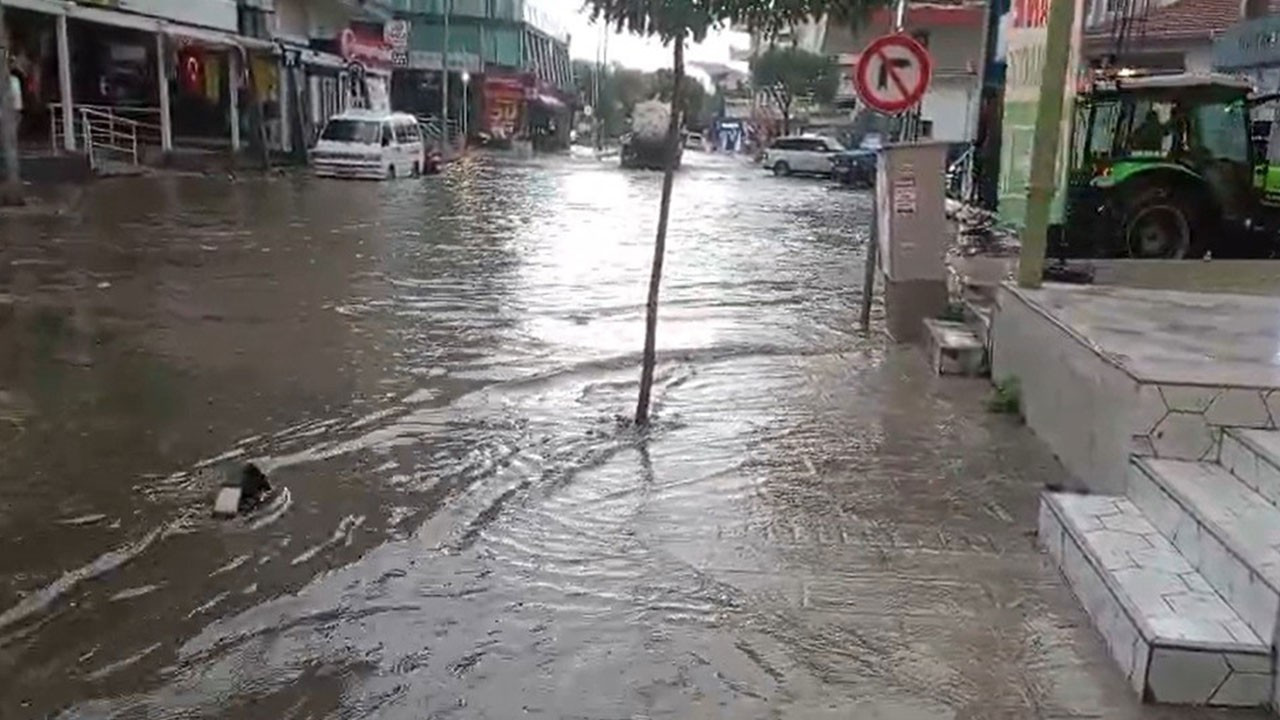 İzmir’in kuzey ilçelerinde sağanak etkili oldu: Yollar göle döndü, ev ve iş yerlerini su bastı