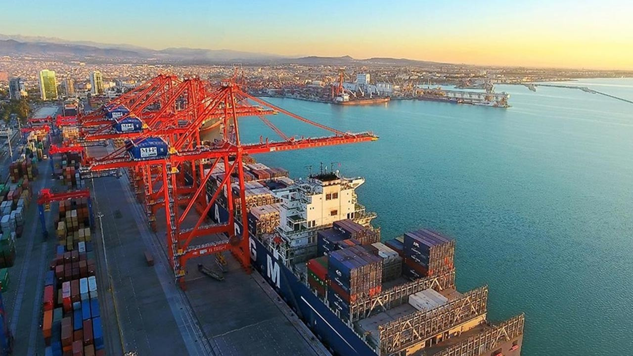 Kapasitesi arttırılmıştı... Mersin Limanı'na 400 metrelik gemi yanaştı