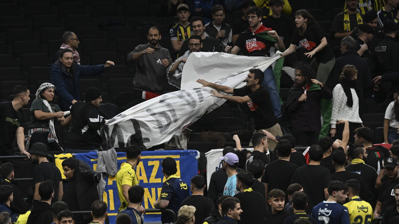 Temsilcimizin maçında Filistin bayrağı krize neden oldu: Türk seyircilere müdahale