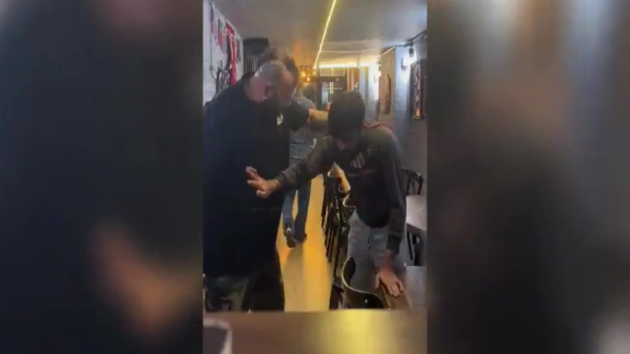 Oyuncu Bahadır Ünlü çalışanını beyzbol sopasıyla darbetti! O anlar kamerada