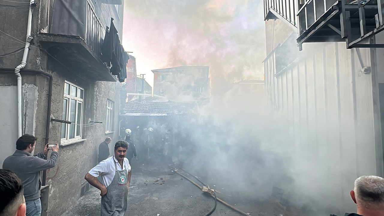 Ümraniye'de korkutan yangın: Bir işçi dumandan etkilendi
