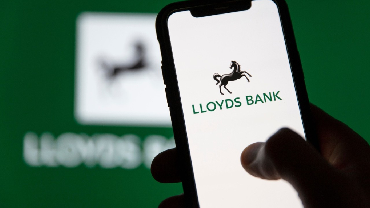 Lloyds kesenin ağzını açtı! Curve’ü 120 milyon sterline satın alıyor
