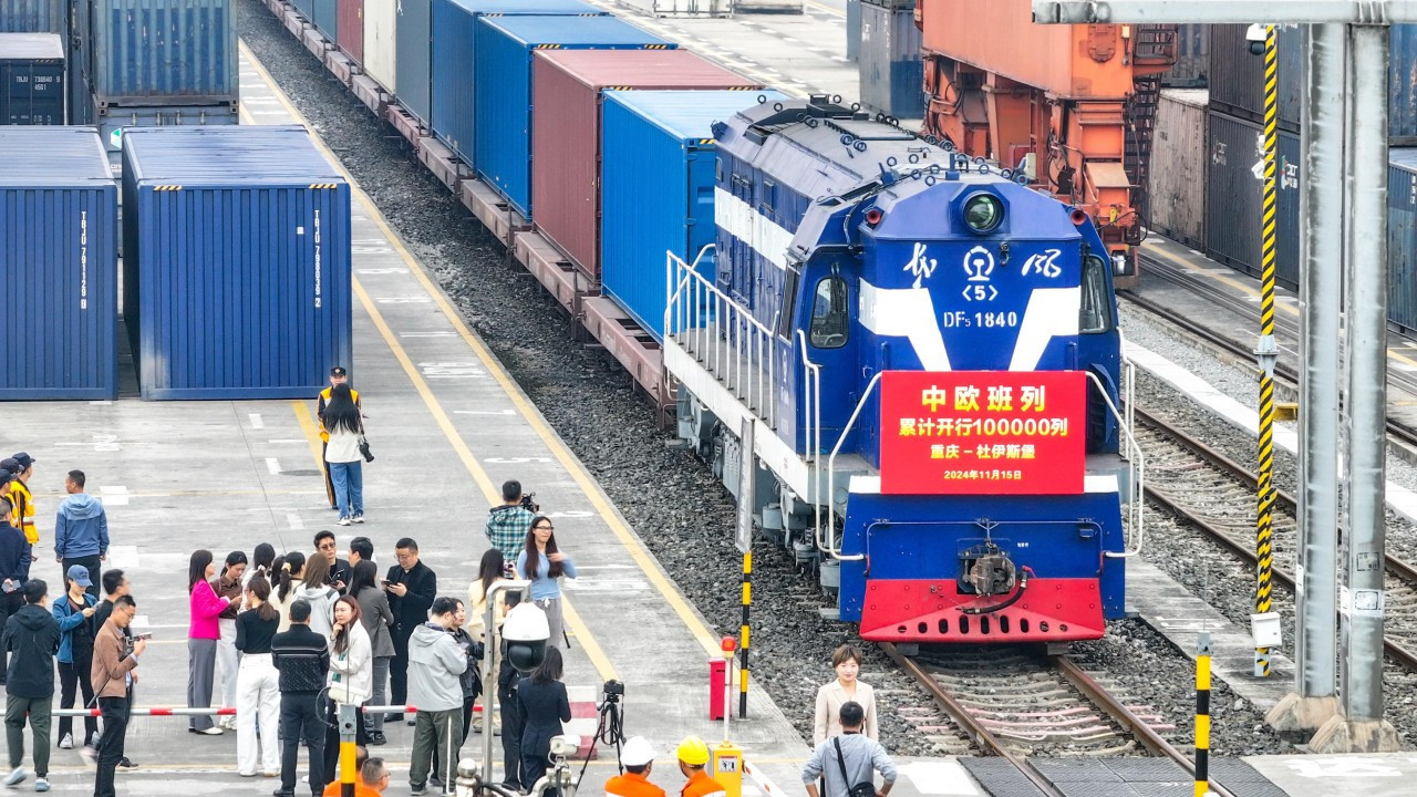 Çin'den hızı saatte 350 km'ye ulaşan hızlı yük treni hattı