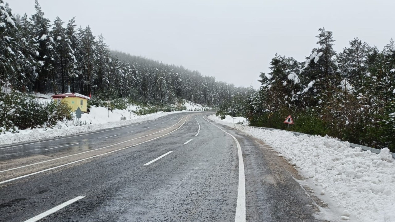 Sivas'ta kar ve tipi 46 köy yolunu kapattı