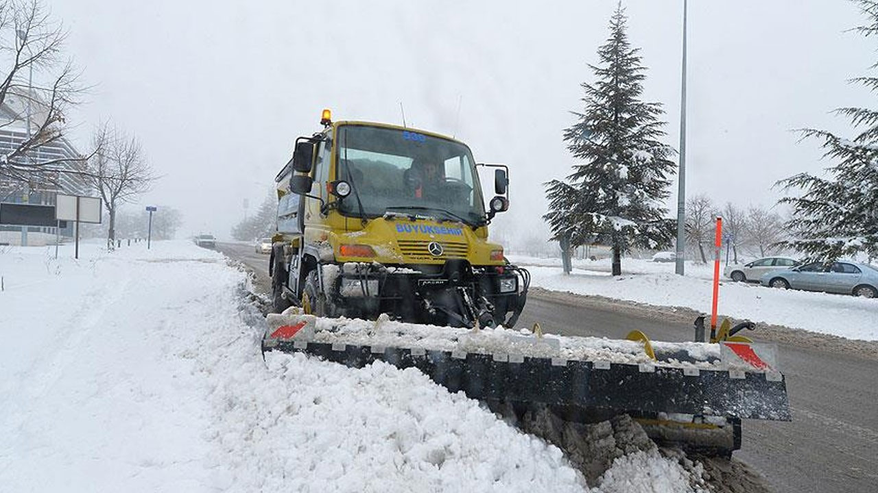 Karla mücadele mesaisi başladı: 18 bin personel, 14 bin araç görev başında