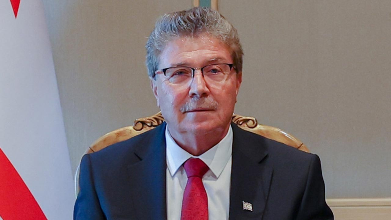 KKTC Başbakanı Üstel'den Rumların sınırda bayrak yakma eylemine tepki