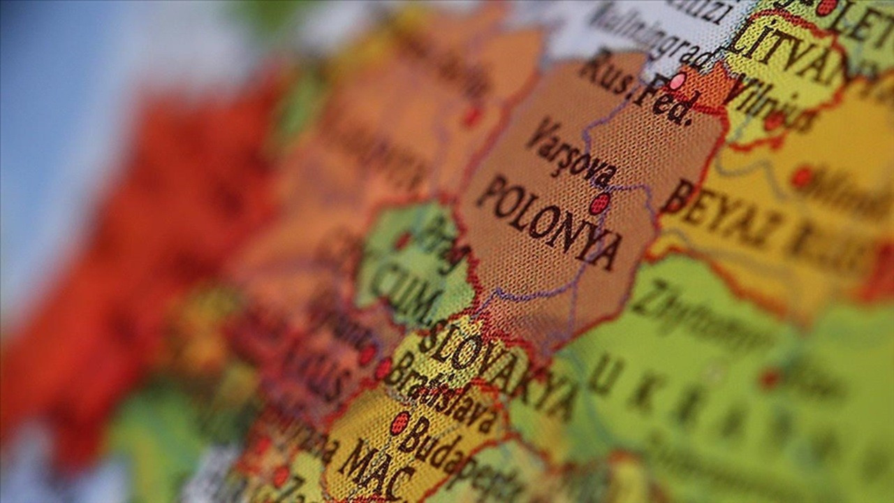 Polonya'dan Belarus sınırında geri adım: Güvenlik sonrası çift kapı açıldı