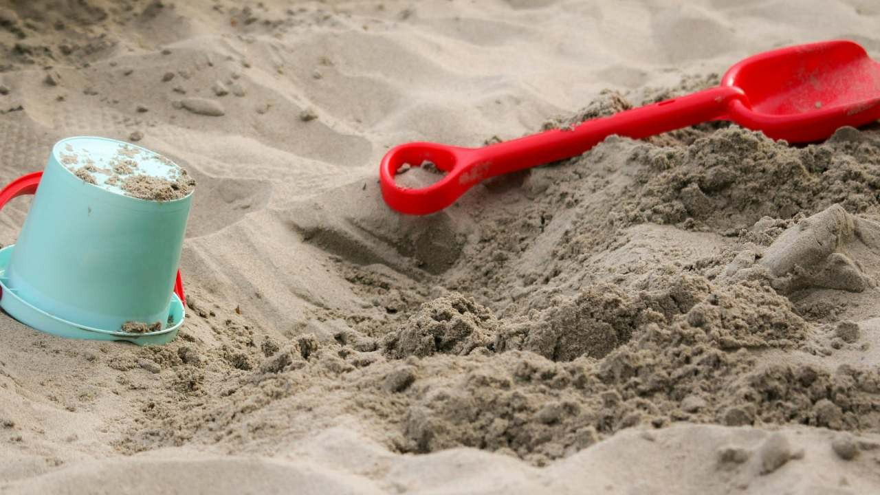 Oyun kumunda asbest tehlikesi: İki ülkede 100'den fazla okul kapatıldı