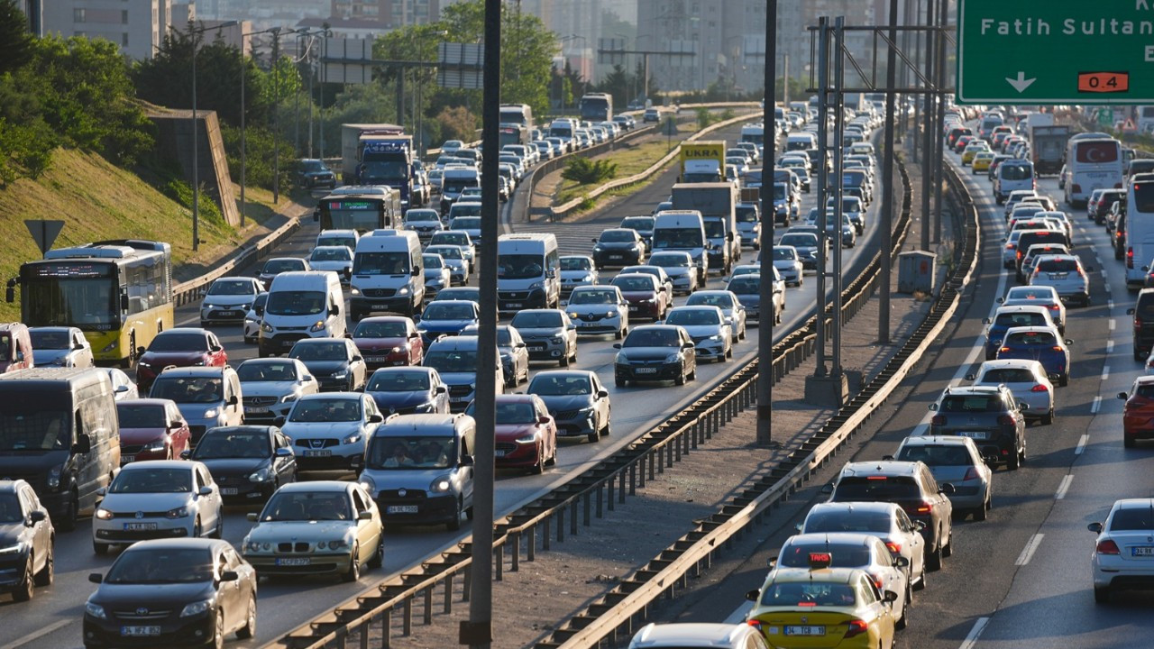 Ara tatil sonrası ikinci gün: İstanbul'da sabah trafiği kilitlendi