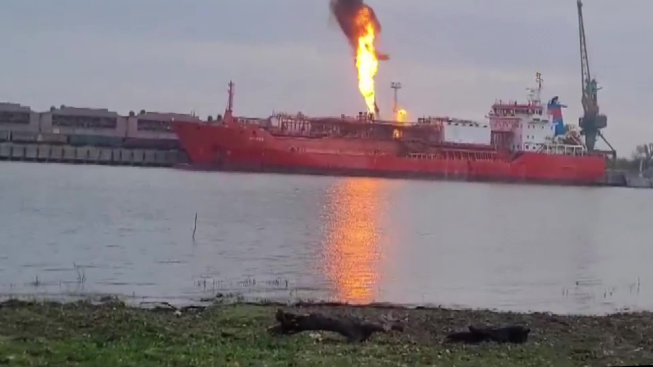 Rus saldırısına hedef olan Türk LPG gemisindeki yangın söndürüldü